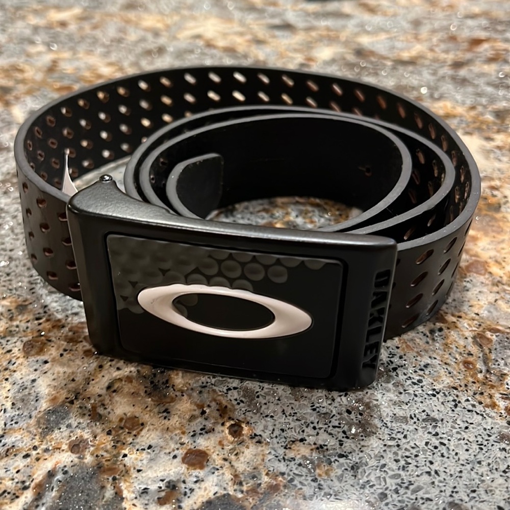 Men’s black Oakley belt